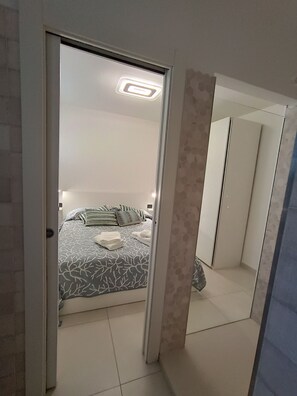 1 slaapkamer, een strijkplank/strijkijzer, wifi, beddengoed