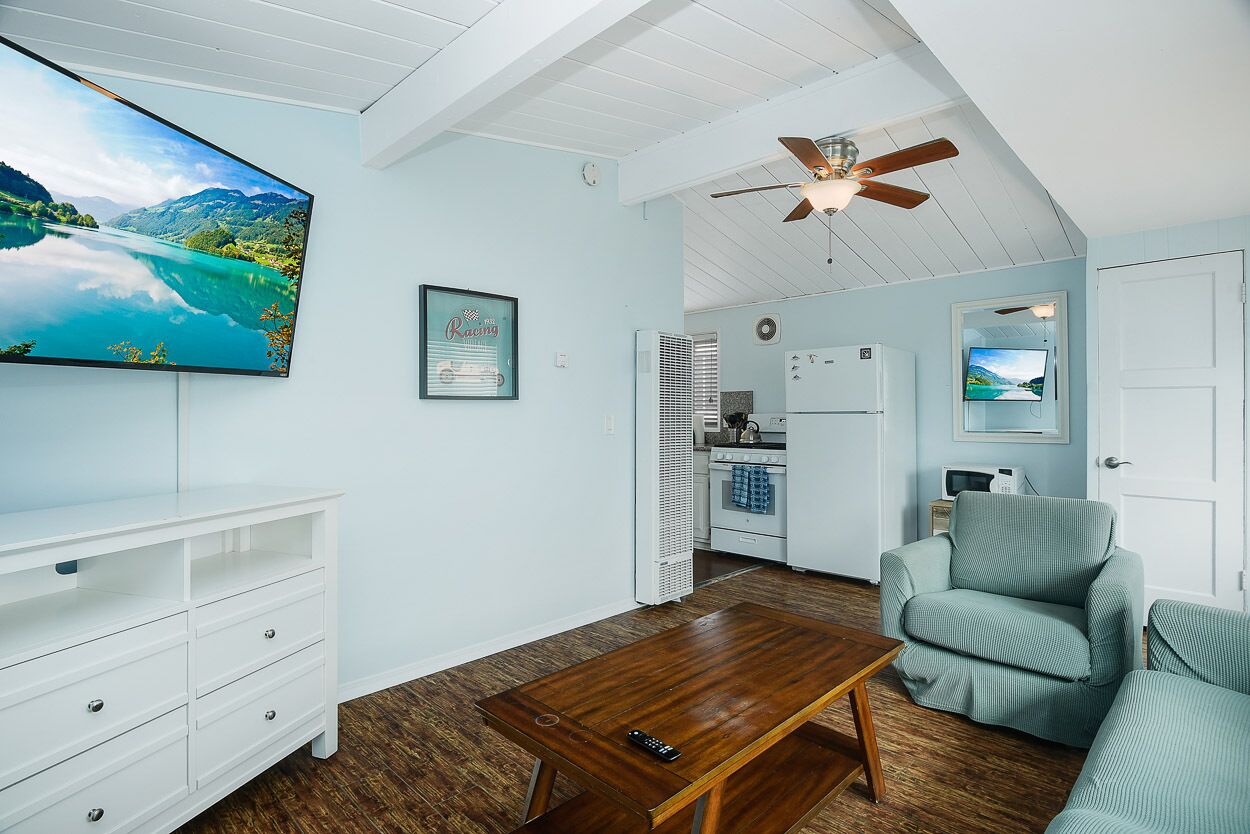 San Diego Surf Lodge #4 - 1/2 Block to the Pacific - Charming Apartment