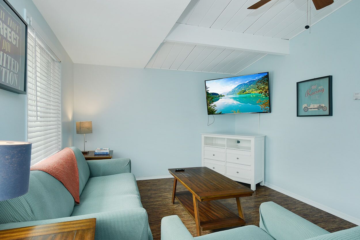 San Diego Surf Lodge #4 - 1/2 Block to the Pacific - Charming Apartment