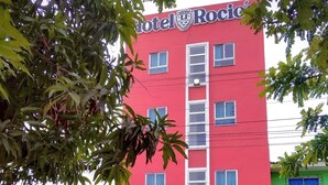 Un edificio rojo con un letrero que dice "Hotel Rocio".