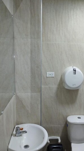 Basic Single Room | Bathroom | Shower, towels - Hotel Rocios (Soledad)