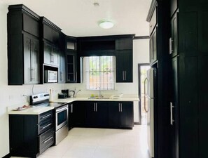 Private kitchen - (1) Modern 2BR 4Pax, Gated- 10min to New Kingston (Kingston)