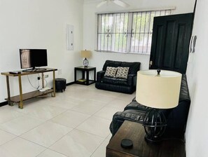 Living area - (1) Modern 2BR 4Pax, Gated- 10min to New Kingston (Kingston)