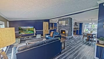 Smart TV, fireplace, table football, ping pong
