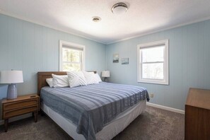 4 bedrooms, desk, iron/ironing board, travel crib