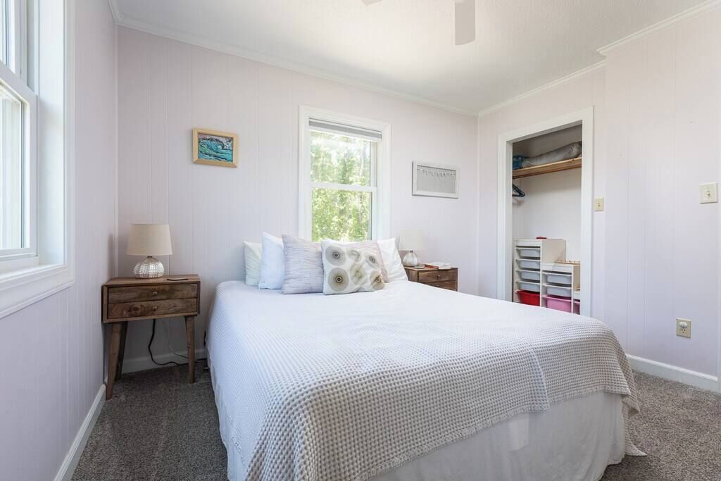 3 habitaciones, escritorio y tabla de planchar con plancha 