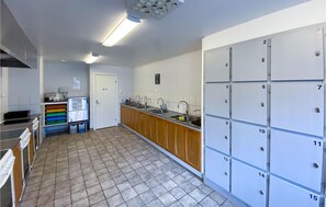 Fridge, stovetop, coffee/tea maker