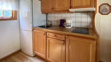 Kylskåp, spishäll och kaffe- och tebryggare