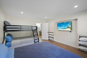 5 bedrooms, iron/ironing board, WiFi, bed sheets - Modern Riverfront Retreat w/ Arcade, Golf, & Pool Table (Three Rivers)