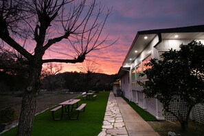 Outdoor dining - Modern Riverfront Estate 4,000 sqft, Mini Golf Arcade Games 2.5 Acre Flat Land (Three Rivers)