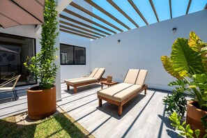 Terrace/patio - Casa Tres Iguanas, Gorgeous property in La Punta, Zicatela  (Puerto Escondido)