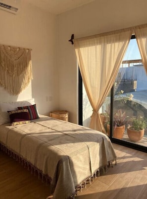 4 bedrooms, desk, iron/ironing board, free WiFi - Casa Tres Iguanas, Gorgeous property in La Punta, Zicatela  (Puerto Escondido)