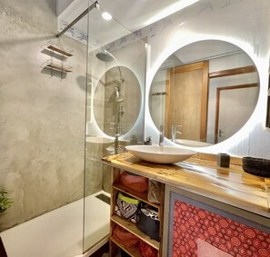 Dusche, Haartrockner, Handtücher