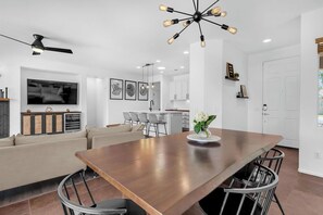 Dining - The Ocotillo : Pool 🏊‍♀️ Spa  Pets Welcome🐶 located on golf course⛳ Sleeps 8 (Indio)