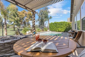 Outdoor dining - The Ocotillo : Pool 🏊‍♀️ Spa  Pets Welcome🐶 located on golf course⛳ Sleeps 8 (Indio)