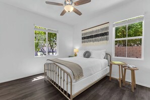 3 bedrooms, desk, iron/ironing board, travel crib - The Ocotillo : Pool 🏊‍♀️ Spa  Pets Welcome🐶 located on golf course⛳ Sleeps 8 (Indio)