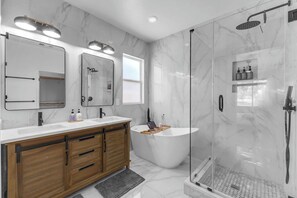 Bathtub, towels - The Ocotillo : Pool 🏊‍♀️ Spa  Pets Welcome🐶 located on golf course⛳ Sleeps 8 (Indio)