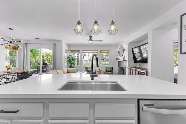 Interior - The Ocotillo : Pool 🏊‍♀️ Spa  Pets Welcome🐶 located on golf course⛳ Sleeps 8 (Indio)