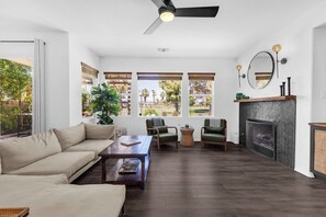 Smart TV, fireplace - The Ocotillo : Pool 🏊‍♀️ Spa  Pets Welcome🐶 located on golf course⛳ Sleeps 8 (Indio)