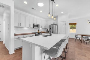 Fridge, microwave, oven, stovetop - The Ocotillo : Pool 🏊‍♀️ Spa  Pets Welcome🐶 located on golf course⛳ Sleeps 8 (Indio)