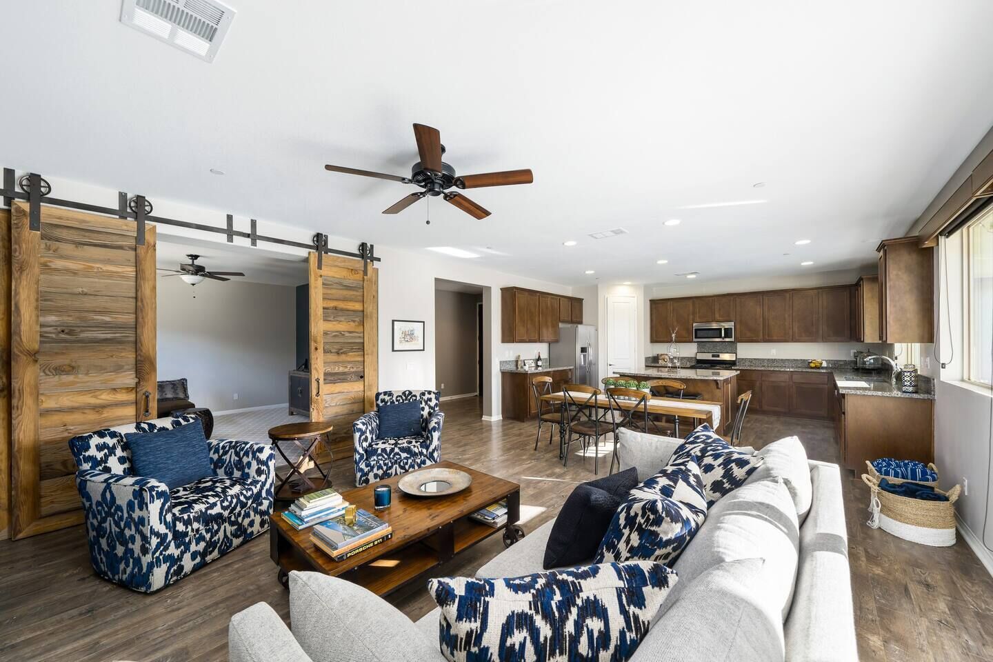 Panoramic Paradise: Pool, Spa, and Scenic Views