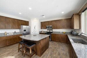 ثلاجة، ميكروويف، فرن، موقد طهي مسطح