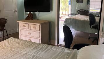 1 slaapkamer, een bureau, beddengoed