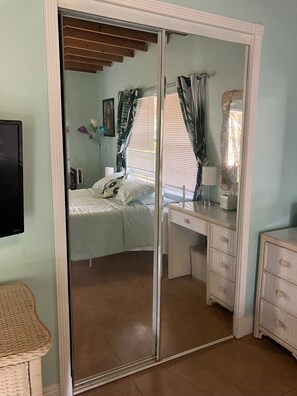 1 Schlafzimmer, Schreibtisch, Bettwäsche