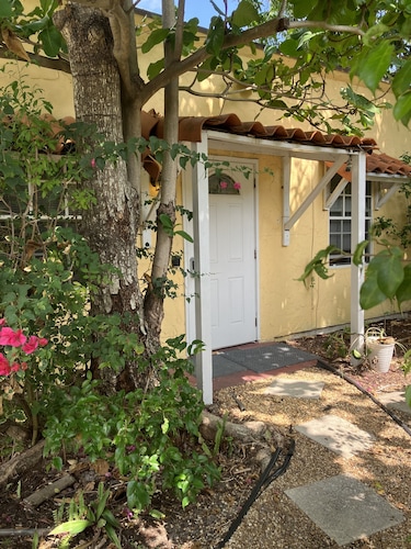 🌴Tropical Cottage, In The Lovely Palm Beach Historic District LOCATION! 