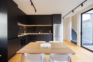 Fridge, oven, stovetop, dishwasher - Family Friendly, Stylish & Modern Home, Mountain View, Free Wi-fi (Jacks Point)