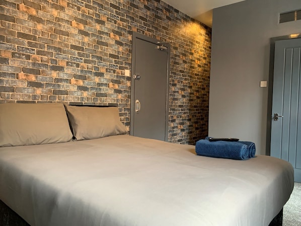 Standard Double Room, Ensuite | 1 bedroom - Urban Inn (Blackpool)