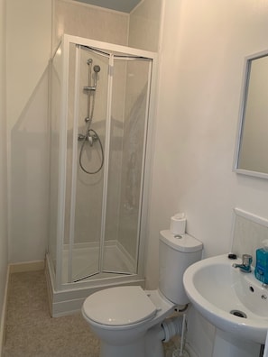 Standard Quadruple Room, Ensuite | Bathroom - Urban Inn (Blackpool)