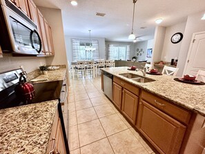 冷蔵庫、電子レンジ、オーブン、コンロ