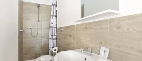 Dusche, Haartrockner, Bidet, Handtücher