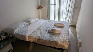 1 slaapkamer, een strijkplank/strijkijzer, wifi, beddengoed