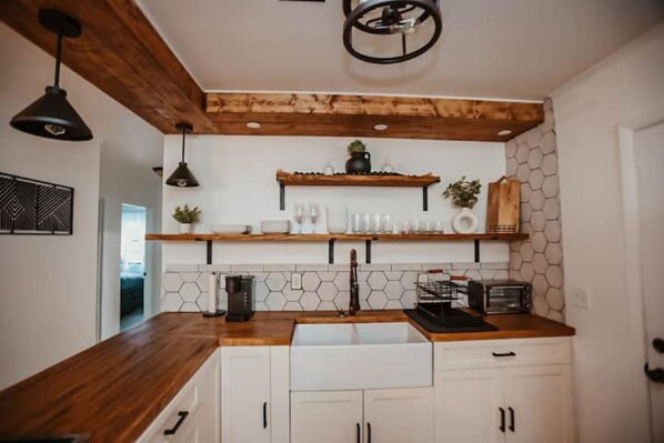 Fridge, oven, stovetop, coffee/tea maker