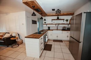 Refrigerador, horno, parrilla de estufa y cafetera y tetera