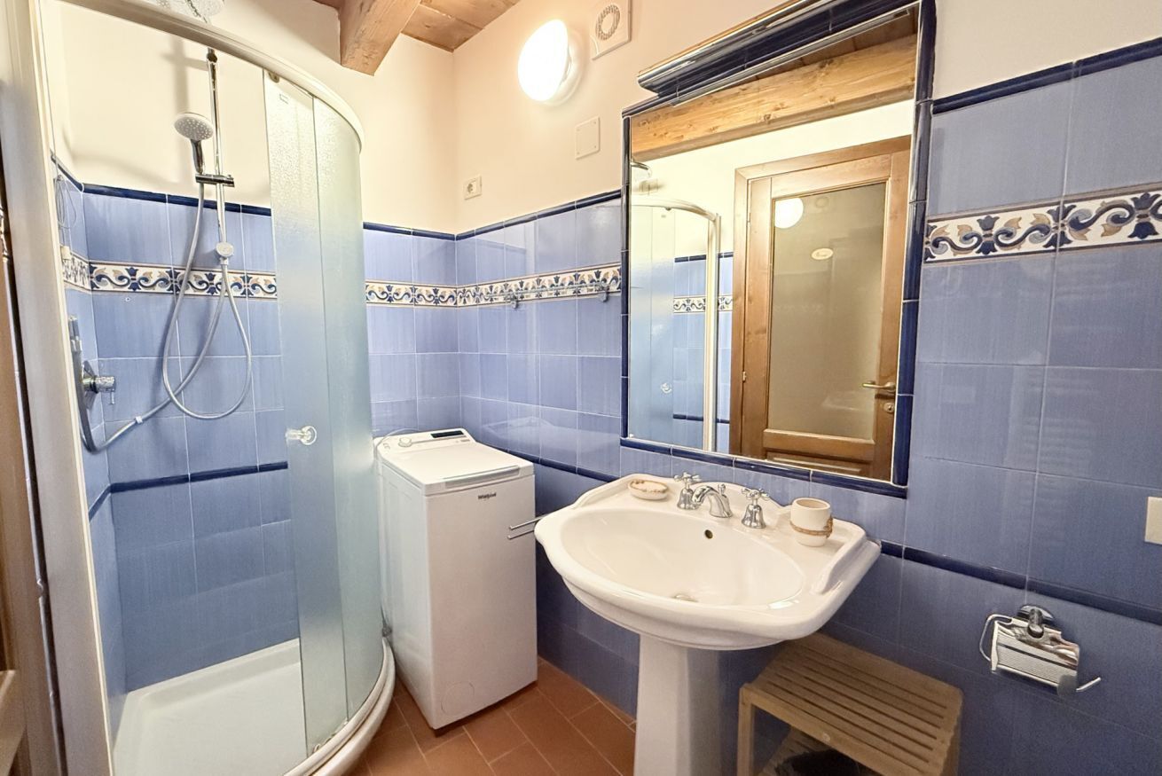 Shower, bidet, towels