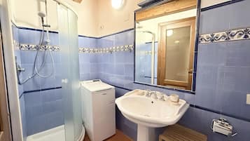 Shower, bidet, towels