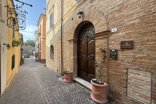 S318 - Sirolo, wonderful three-room apartment in a historic building