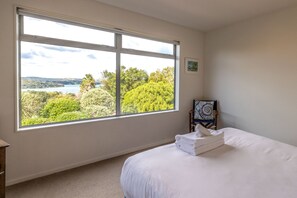 4 bedrooms, iron/ironing board, WiFi