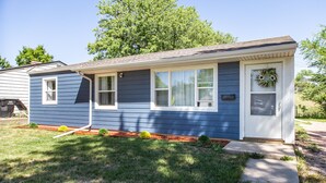 A single-story house with a front porch, a mailbox, and a wreath on the door. - Tourists’ Haven~Clean~Centrally Located (Rapid City)