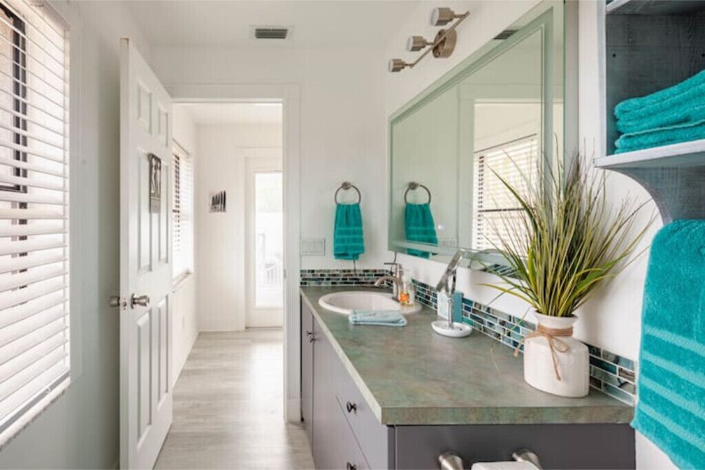 Quiet Luxury Oasis with Heated Pool& Spa on 2+ acres