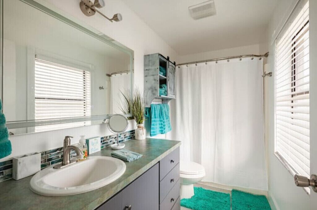 Quiet Luxury Oasis with Heated Pool& Spa on 2+ acres