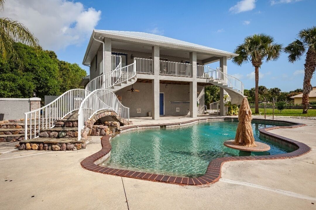 Quiet Luxury Oasis with Heated Pool& Spa on 2+ acres