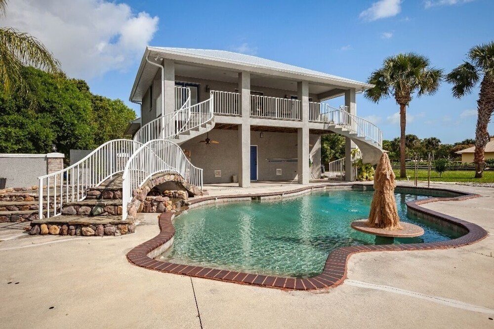 Quiet Luxury Oasis with Heated Pool& Spa on 2+ acres