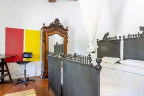 1 chambre, fer et planche à repasser