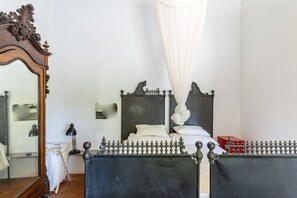 1 slaapkamer, een strijkplank/strijkijzer