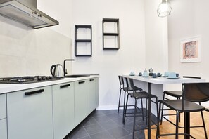 Mikrobølgeovn, kogeplade, køkkentøj/tallerkener/redskaber