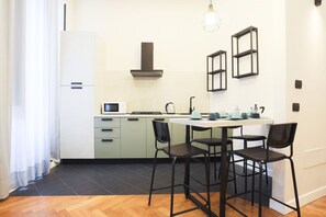 Microondas, placa de cocina, utensilios de cocina